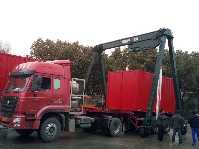 輪胎式龍門(mén)吊和軌道式龍門(mén)吊的區(qū)別 輪胎式龍門(mén)吊和軌道式龍門(mén)吊的區(qū)別